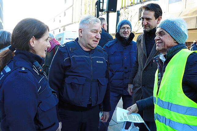 Vor Beginn der Kundgebung noch eine kurze Lagebesprechung: im Bild (von links) Debora Schilling und Dieter Glocker von der Polizei, ...