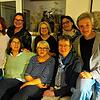 Die Theaterregisseurin im Kreis der Schauspielerinnen von „Rolle vorwärts“. Hinten: Diane Kopp (Regieassistentin), Monika Schultz, ...