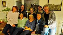 Die Theaterregisseurin im Kreis der Schauspielerinnen von „Rolle vorwärts“. Hinten: Diane Kopp (Regieassistentin), Monika Schultz, ...