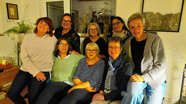 Die Theaterregisseurin im Kreis der Schauspielerinnen von „Rolle vorwärts“. Hinten: Diane Kopp (Regieassistentin), Monika Schultz, ...