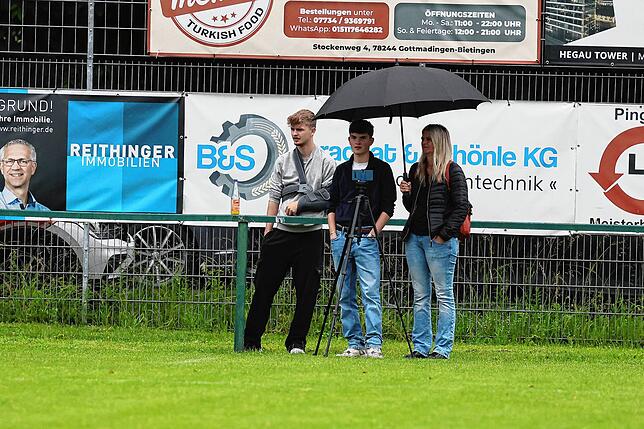 Bild 28: FC Pfaffenweiler feiert nach 2:1-Erfolg Relegationsplatz. Wir waren mit der Kamera dabei.