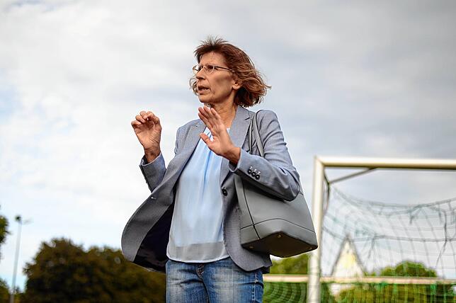 Fast zwei Stunden lang spricht Birgit Baur mit einer unmittelbaren Anwohnerin des Sportplatzes über Nachhaltigkeit, aktuelle ...