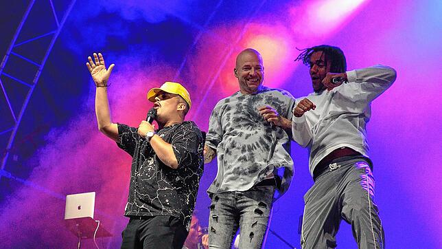 Fette Party: Don Cali, Mateo und Johnny (von links) von der Berliner Band Culcha Candela haben Spaß bei ihrem Konzert beim ...