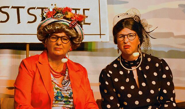 Carolin Wehner (rechts) und Patricia Bölli (links) auf der Hofpeterbühne beim bislang letzten Bunten Abend im Jahr 2020.