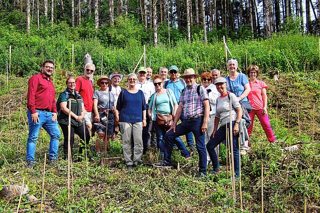 Die Zeitungswald-Besuchergruppe aus SÜDKURIER-Lesern, zwei Mitarbeitern der ForstBW und dem Redaktionsleiter Waldshut-Tiengen, Markus ...