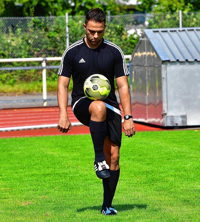 Er kann auch Fußball: Schiedsrichter Luigi Satriano (38) wird Co-Trainer bei der SpVgg Brennet-Öflingen.