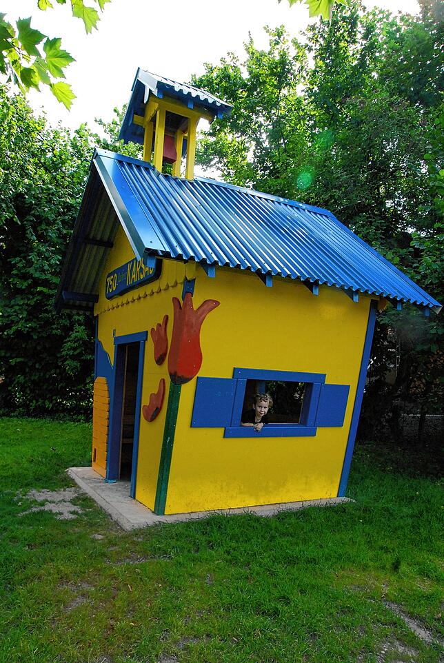 Hallo da draußen! Das Spielhaus auf dem Spielplatz in der Forststraße in Karsau stammt aus der Werkstatt von Uwe Röschke und Tommaso Gioia