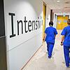 Symbolfoto: Zwei Pflegerinnen gehen im Bundeswehrkrankenhauses in Ulm im März letzten Jahres an dem Schriftzug &ldquo;Intensiv&bdquo; ...