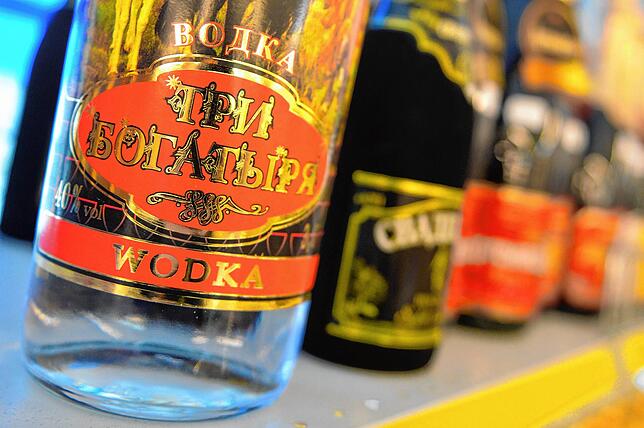 Flaschen mit russischem Wodka und Krimsekt stehen in Berlin in einem Supermarkt auf einem Regal. Immer mehr Lebensmittelhändler in ...