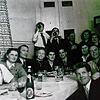 Wie viele Menschen in einer Küche feiern können! SÜDKURIER-Leserin Beate Höll schickte uns dieses Foto aus den frühen 50er-Jahren. Die ...