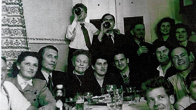 Wie viele Menschen in einer Küche feiern können! SÜDKURIER-Leserin Beate Höll schickte uns dieses Foto aus den frühen 50er-Jahren. Die ...