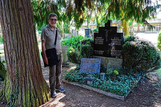 Raimund Walde bei seiner Stadtführung zum Weinbau in Waldshut auf dem evangelischen Friedhof. Im Hintergrund ist das Grab seines ...