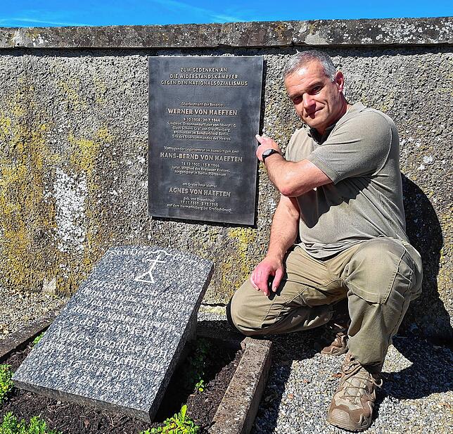 Frieder Kammerer von der Reservistenkameradschaft Oberer Linzgau zeigt am Grab von Agnes von Haeften auf die Gedenkplatte für ihre Söhne ...