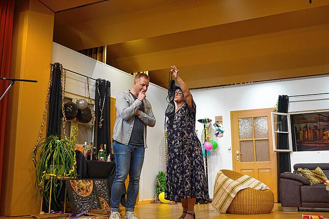 Ich gehe heute oben ohne: Davids Freund Ian (Andreas Keller) behauptet es sei sein BH und Vanessas Mutter (Martina Lütte) glaubt ihm nicht.
