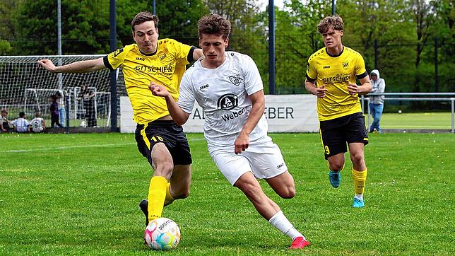 Hier konnte der Denkinger Marc Reichle (links) den Markdorfer Sean Brecht (rechts) vom Ball trennen