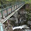 Der alte &bdquo;Ochsensteg&ldquo; überquert seit 60 Jahren den Wasserfall am Tuskulum.