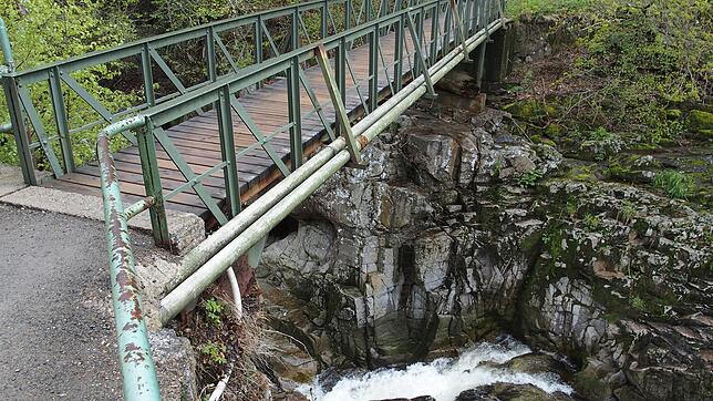 Der alte &bdquo;Ochsensteg&ldquo; überquert seit 60 Jahren den Wasserfall am Tuskulum.