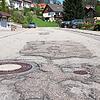 Die Konrad-Adenauer-Straße in Schonach wird saniert &ndash; sie hat es sichtlich nötig.