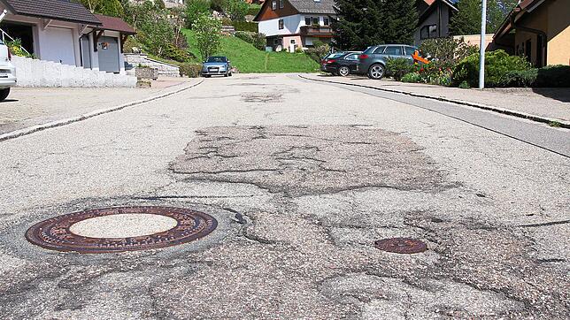 Die Konrad-Adenauer-Straße in Schonach wird saniert &ndash; sie hat es sichtlich nötig.