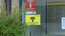 Das freie W-Lan am Schramberger Rathaus ist bei Jugendlichen und Geflüchteten beliebt. Bild: Martin Himmelheber