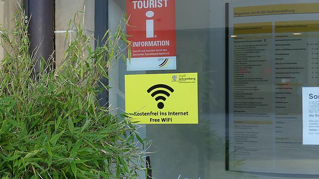Das freie W-Lan am Schramberger Rathaus ist bei Jugendlichen und Geflüchteten beliebt. Bild: Martin Himmelheber