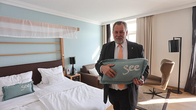 Direktor Peter Martin vom Steigenberger Insel-Hotel zeigt das begehrte Kissen mit der Aufschrift See.
