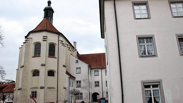 Die Franziskanerkirche Überlingen mit der benachbarten Alten- und Pflegeeinrichtung. Das Bild entstand 2017.