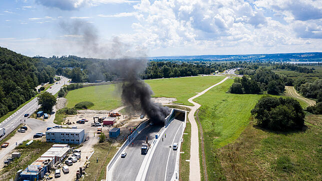 Rauchschwaden über dem Waldsiedlungstunnel. Kurz vor der Eröffnung fand in dem Tunnel ein kontrollierter Brandversuch statt. Doch was, ...