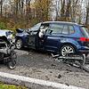 Beide Autos sind nach einem Frontalzusammenstoß in Hornussen bei Frick im Kanton Aargau völlig demoliert.