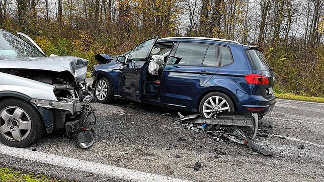 Beide Autos sind nach einem Frontalzusammenstoß in Hornussen bei Frick im Kanton Aargau völlig demoliert.