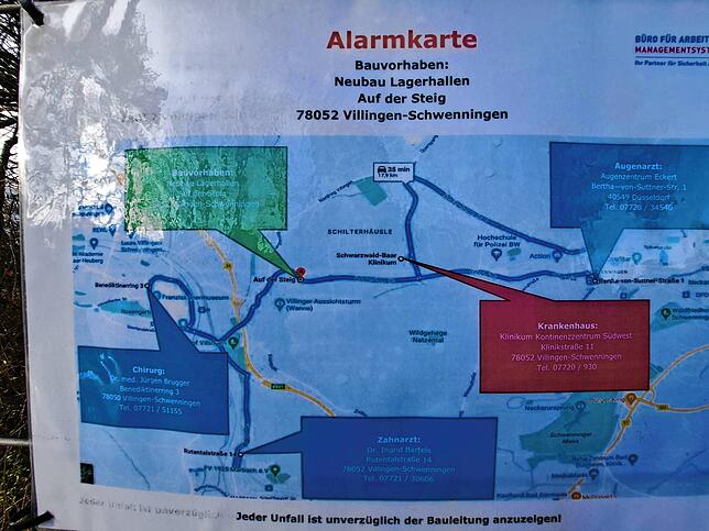Laut dieser Alarmkarte am Bauzaun sollen auf dem Grundstück neue Lagerhallen entstehen.