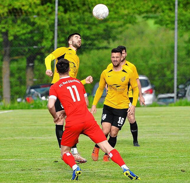 Der FC Gutmadingen zeigte sich im Luftzweikampf präsent und durchsetzungsfähig. Dies bewies unter anderem Tobias Steri (gelbes Dress ...