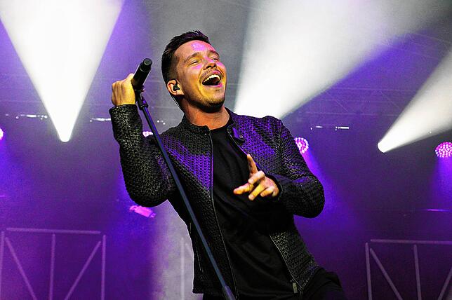 Live ist Musiker Nico Santos in seinem Element. Das Bild zeigt ihn bei seinem Auftritt in Markdorf 2022.