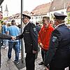 Zahlreiche Gratulanten stehen an, um dem neu gewählten Hüfinger Bürgermeister Patrick Haas zu seinem Wahlerfolg zu gratulieren.