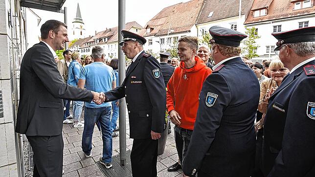 Zahlreiche Gratulanten stehen an, um dem neu gewählten Hüfinger Bürgermeister Patrick Haas zu seinem Wahlerfolg zu gratulieren.