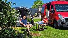 Dieter und Ursula Honsa aus Potsdam haben mit ihrem Mobil auf dem Hundweilerhof zwischen Ittendorf und Immenstaad Station gemacht.