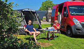 Dieter und Ursula Honsa aus Potsdam haben mit ihrem Mobil auf dem Hundweilerhof zwischen Ittendorf und Immenstaad Station gemacht.