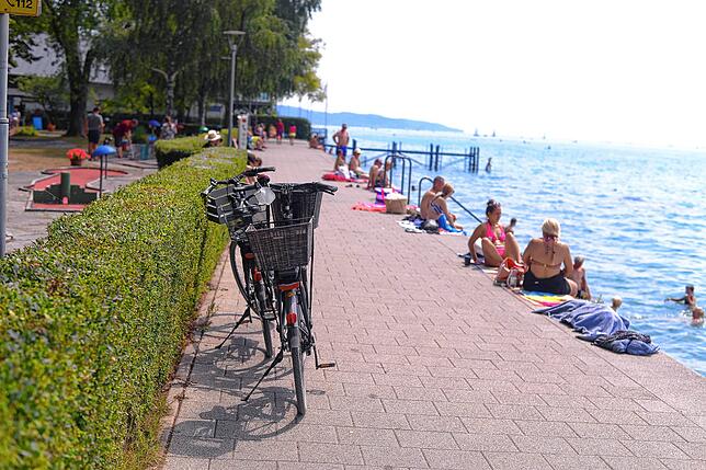 Kurz nach 13 Uhr in Überlingen: Die Strandbäder sind voll und so wird entlang des Ufers gebadet.