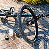 Ein Fahrrad liegt am Boden, daneben eine Trinkflasche. Die Zahl der Fahrradunfälle steigt. (Symbolbild)