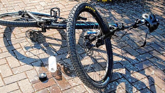 Ein Fahrrad liegt am Boden, daneben eine Trinkflasche. Die Zahl der Fahrradunfälle steigt. (Symbolbild)