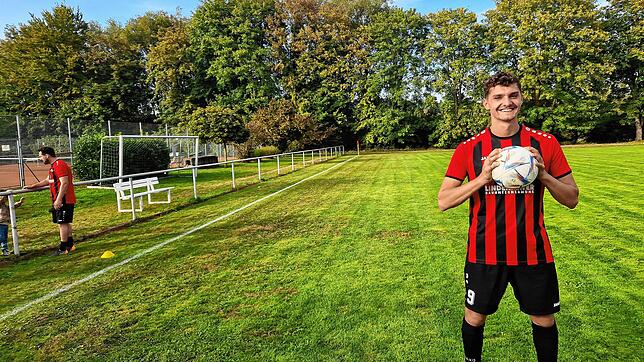 Niclas Burmeister schoss für den FC Bodman-Ludwigshafen gleich drei Tore gegen den Türk SV Konstanz. Die Partie endete 4:1.
