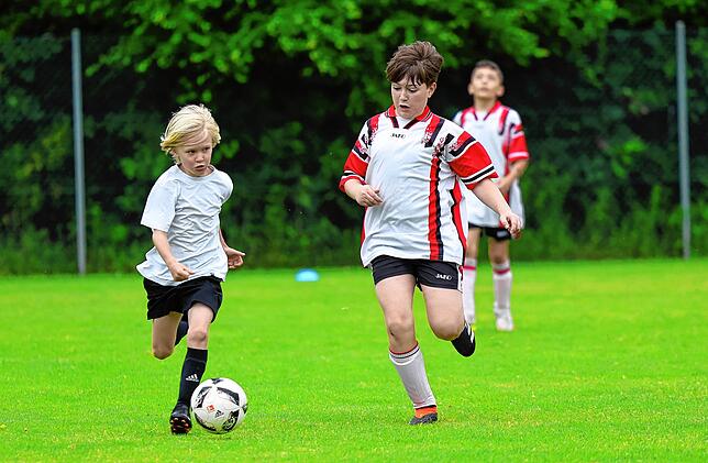 Bild 13: Beim großen Fußballturnier der Radolfzeller Grundschüler zeigen die Nachwuchskicker ihr Talent