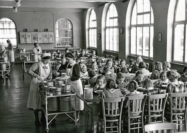 Speisesaal im „Haus Hohenbaden“ 1941. DRK-Schwesternhelferinnen geben das Essen aus. Sie blieb es in den Jahrzehnten nach dem Krieg.