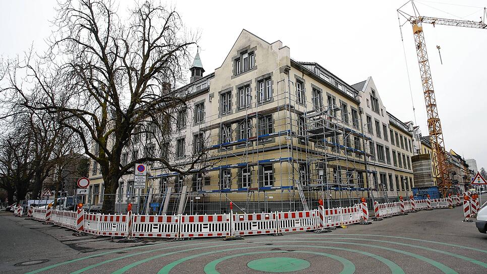 Es ist ein stattliches Ensemble an der Ecke Wallgut- und Brauneggerstraße. Es besteht aus drei Teilen. Im Vordergrund das eigentliche ...