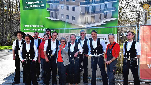 Beim Bau des Holzbauwerkes im Fischbacher Vogelsang liefern die Zimmerleute rund um Wolfgang Weisser und Bauherrin Antje Roth-Bronner ...