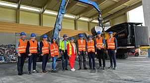 Bei einem Rundgang kann sich Regierungspräsident Carsten Gabbert (vierter von rechts) ein Bild von der Schuler Rohstoff GmbH machen. ...