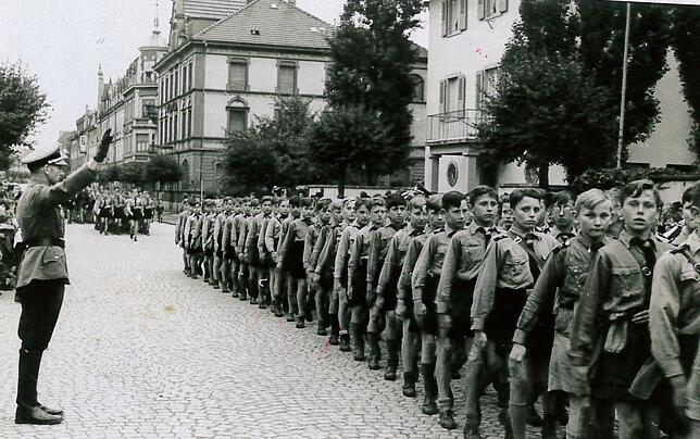 Hitlerjungen aus dem Landkreis bei einem Aufmarsch in Säckingen 1944.