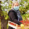 Ines Kammerer, Bodensee-Apfel-Prinzessin von 2014, macht auch mit Corona-Maske eine gute Figur.