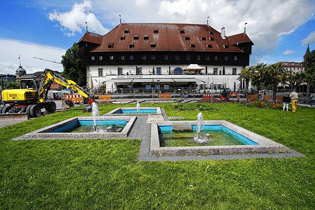 Die Umgestaltung des Konzilvorplatzes hat begonnen. Im ersten Bauabschnitt werden die Staudenbeete zwischen Wiese und Konzilgebäude ...