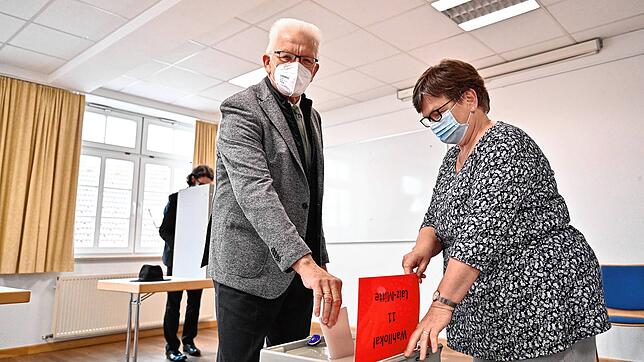 Winfried Kretschmann (Bündnis 90/ Die Grünen), Ministerpräsident von Baden-Württemberg, wirft im Rathaus von Laiz nach dem Kirchgang ...